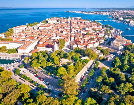 Eine Luftaufnahme von Zadar, Kroatien, mit der Altstadt und dem Hafen.