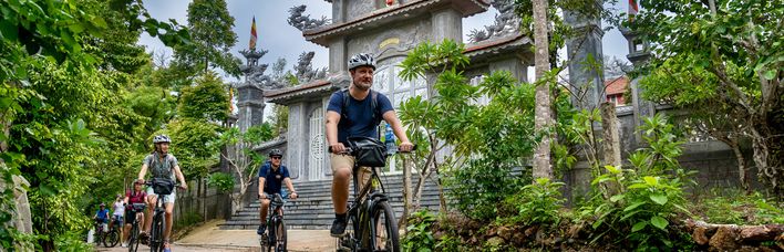 Fahrradtour mit E-Bikes in Vietnam an einem Tempel vorbei 