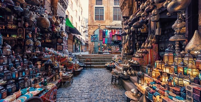 Markt in KAiro mit bunten MArktständen in engen Gassen