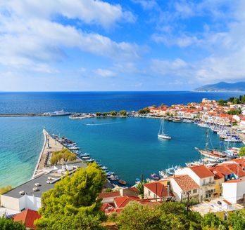 Eine Hafenstadt mit vielen Booten und Gebäuden.