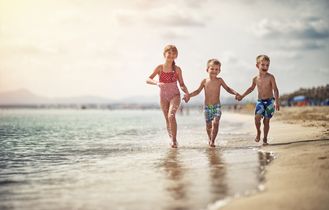 Kinder am Strand 