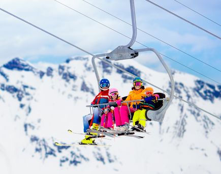 Familie im Skilift