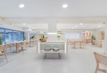 Hotel, Almudaina