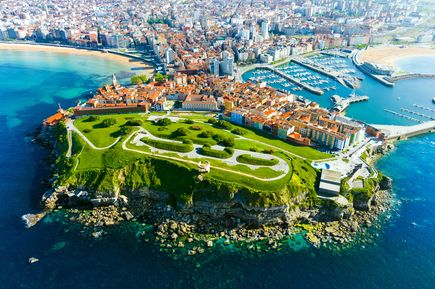 Gijón, Spanien, mit Stadt, Küste und Hafen