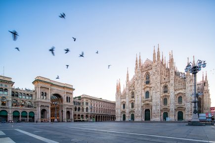Der Mailänder Dom in Italien, mit vielen Tauben auf dem Platz.