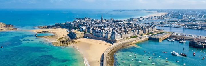 Luftaufnahme der historischen Festungsstadt Saint-Malo in der Bretagne, umgeben vom Meer, mit Hafen und Stränden.