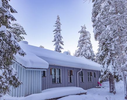 Schneebedeckte Hütte von außen