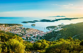 Panoramablick auf Kroatiens Insellandschaft