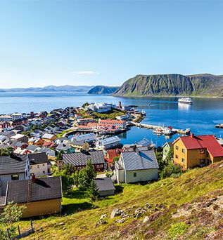 Kleine bunte Häuser am Fjord in Norwegen