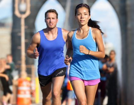 Läufer rennen marathon durch New York
