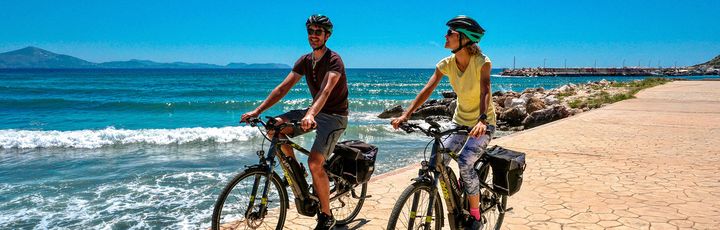 Paar fährt an der Küste entlang Fahrrad