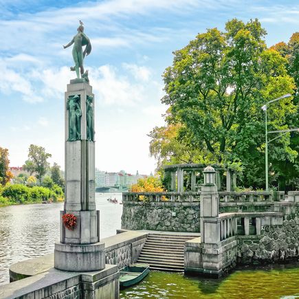 Statue am Ufer der Moldau