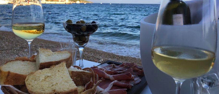 Weisswein mit Schinken und Oliven aus Dalmatien