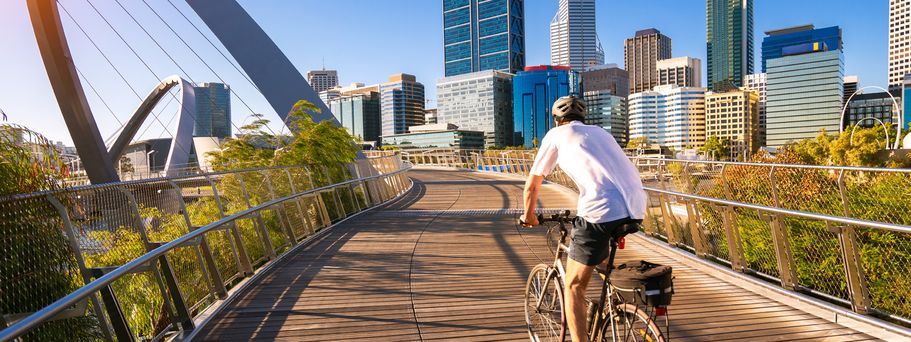 Camper Australien Urlaub Reisen Brücke und Skyline mit Wolkenkratzern in Perth