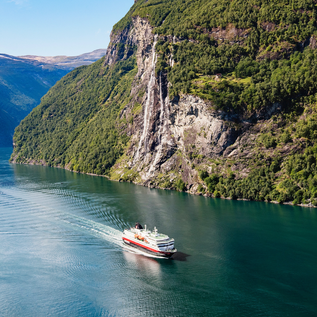 MS Nordlys fährt im Fjord in Norwegen