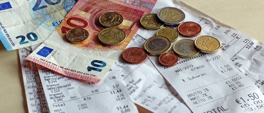 Geld und Kassenzettel