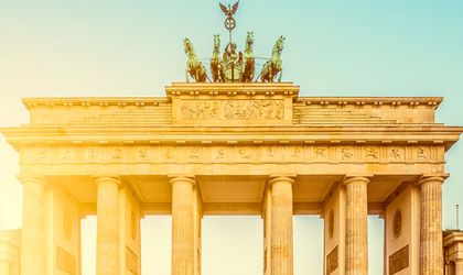 Das Brandenburger Tor in Berlin, Deutschland, ein ikonisches Wahrzeichen, das nachts beleuchtet die Pracht und Geschichte der Stadt widerspiegelt.