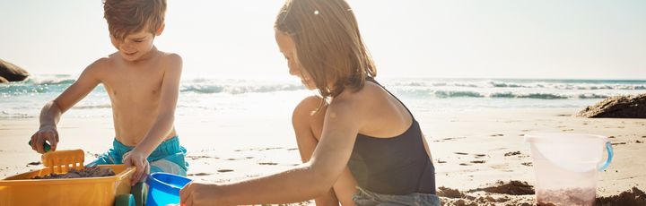 Kinder bauen im Sand