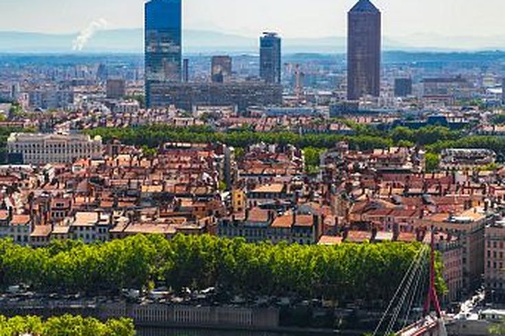 Eine Luftaufnahme einer Stadt mit einem Fluss und Gebäuden.