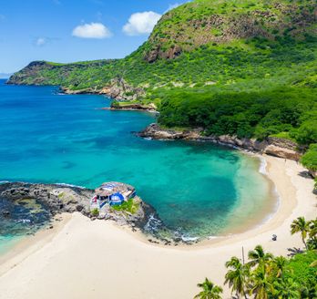 Tarrafal Beach auf der Insel Santiago mit Blick auf die Bucht und grüne Hügel