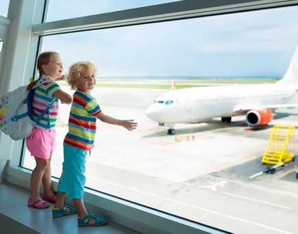Kinder beobachten Flugzeug
