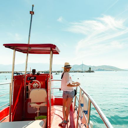 Cluburlaub Dalmatien Istrien Frau auf Boot im Meer