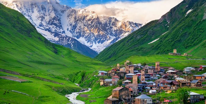 Ushguli Dorf am Fuße des Berges Shkhara, Obersvanetien, Georgien