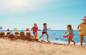 Eine Familie spielt am Strand.