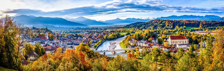 Blick auf Bad Tölz bei strahlendem Sonnenschein.