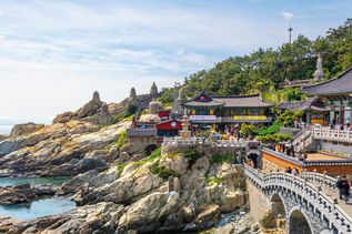 Blick auf die Bucht von Busan mit einem Tempel