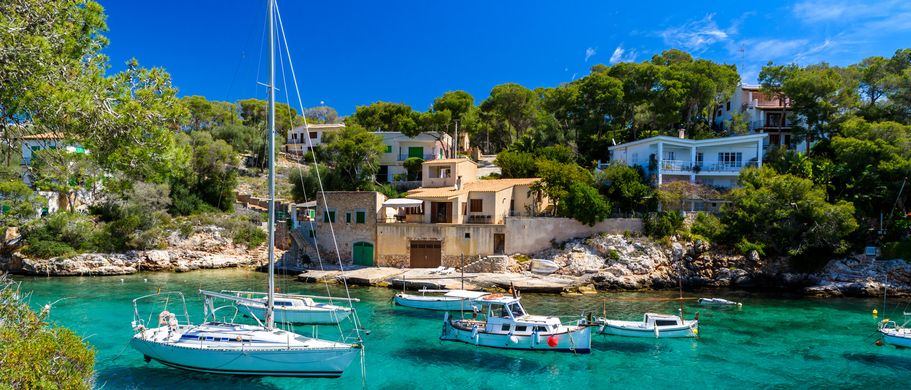 Ferienhaus Urlaub Spanien Mallorca Sonnenuntergang und Boote