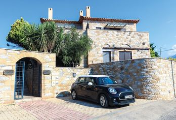 Hotel, Mani Village
