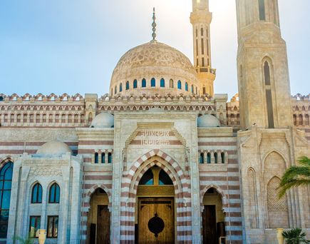 Die imposante Al-Mustafa-Moschee in Sharm El Sheikh, Ägypten, mit ihrer beeindruckenden Architektur und den hoch aufragenden Minaretten, die unter einem hellen Himmel aufragen.