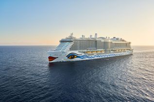 AIDA Kreuzfahrtschiff fährt am Meer