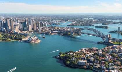Bild von oben auf Sydney Harbor bei sonnigem Wetter 