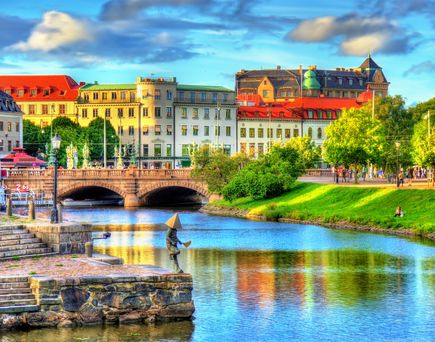 Der Blick auf Göteborg zeigt die typischen bunten Häuser. Von Wasser umgeben.