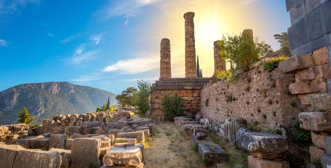 Die Ruinen von Delphi. Umgeben von etwas Grün und blauem Himmel.