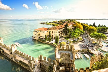 Eine Luftaufnahme einer Insel mit einer Burg.