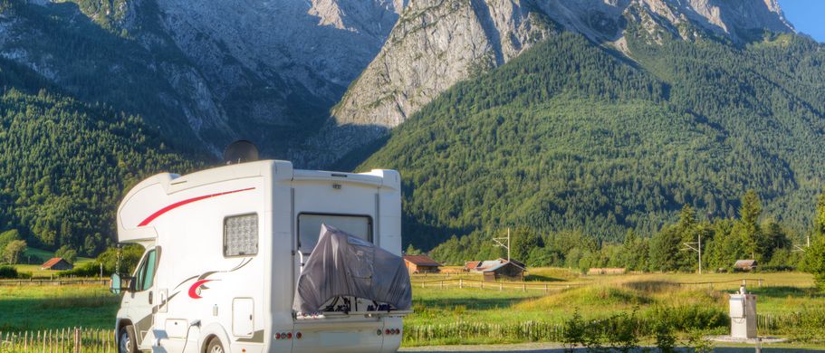 Urlaub mit dem Wohnmobil wird immer beliebter. Ein Traumziel in Deutschland sind zum Beispiel die Bayerischen Alpen