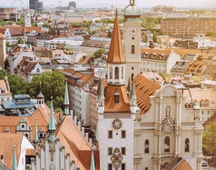Luftaufnahme der Münchner Altstadt mit historischen Gebäuden und Frauenkirche.