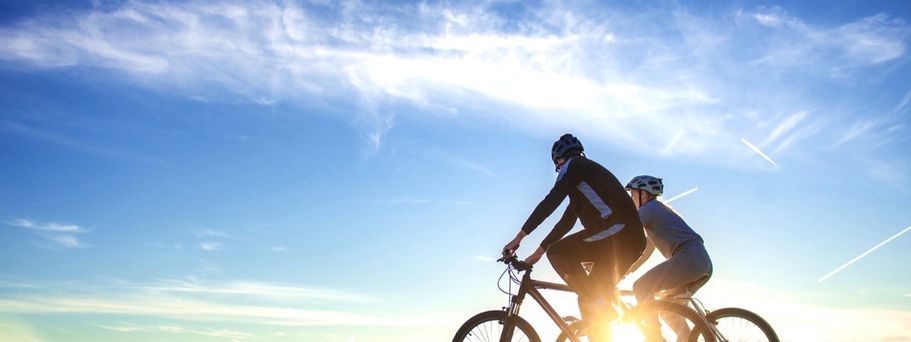 Paar beim Radfahren