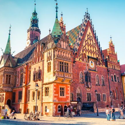 Rathaus mit grünen Dächern