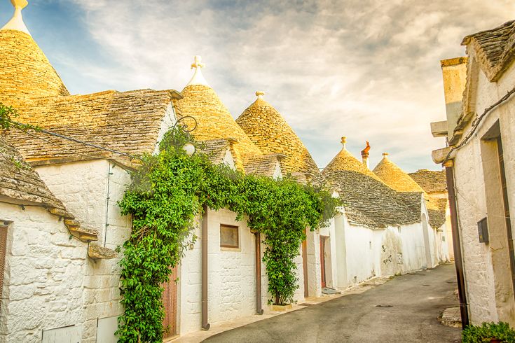 Eine Stadtansicht mit Gebäuden und einem Brunnen.