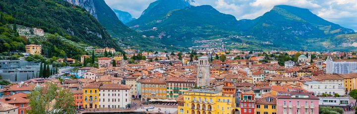 Blick auf den kleinen Hafen und einige Häuser in Riva del Garda.