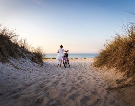 Boltenhagen Strand, Frau mit Fahrrad
