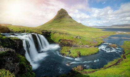 Der Seljalandsfoss Wasserfall in Island, umgeben von grüner Landschaft.