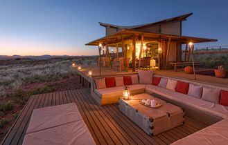 Glamping Afrika Reise Urlaub Lodge in Namibia bei Nacht