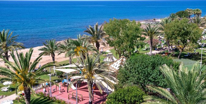 Blick über die Hotelamlage Constantinou Bros Athena Beach bis zum Strand