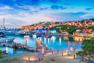 Olbia Hafen bei Abenddämmerung