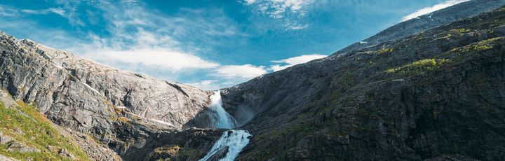 Blick auf den Wasserfall von Kinsarvik.